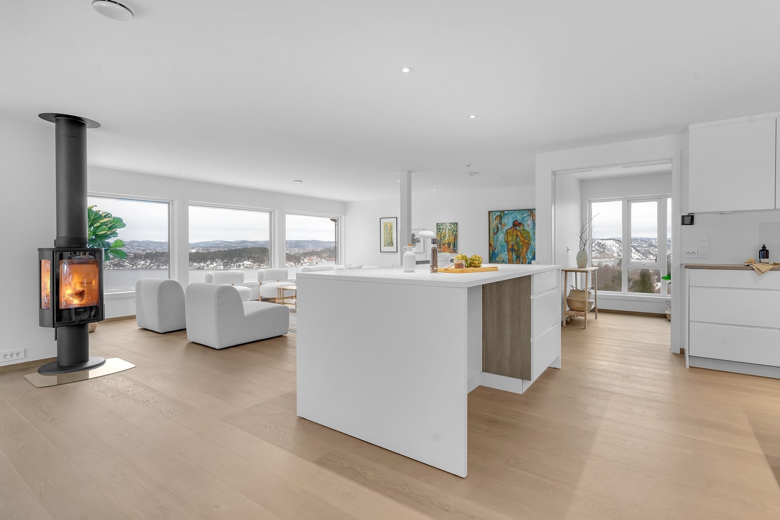 Lys og åpen stue-kjøkken løsning Galleribilde