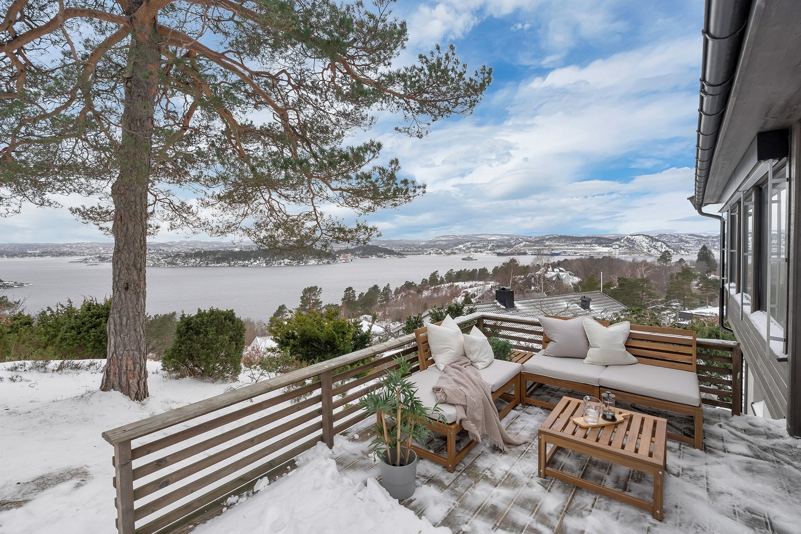 Utvendige persienner montert på de store vinduene Galleribilde