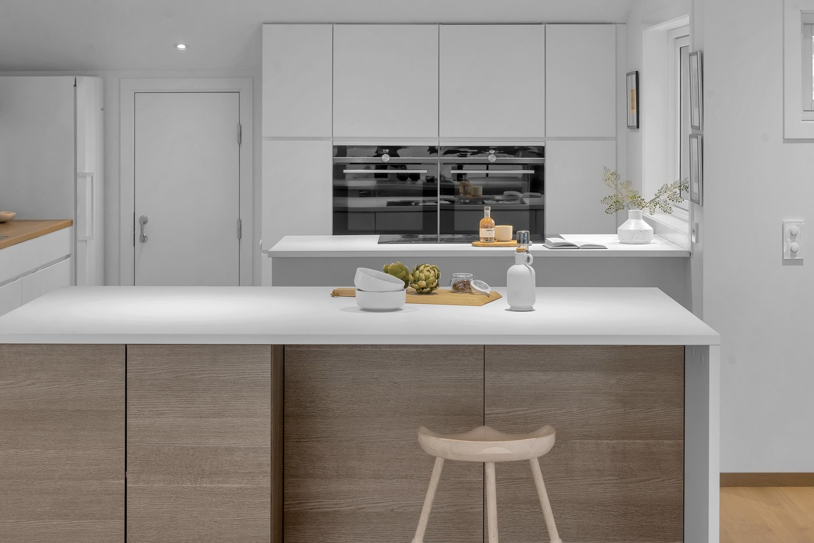 Integrerte hvitevarer: Stekeovn, dampovn, platetopp, og oppvaskmaskin. Benkeventilator med kullfilter Galleribilde