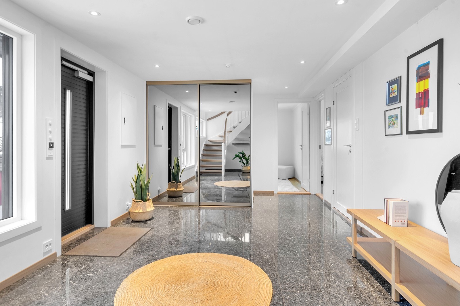 I entréen er det lagt fliser av larvikitt, Norges nasjonalstein Galleribilde