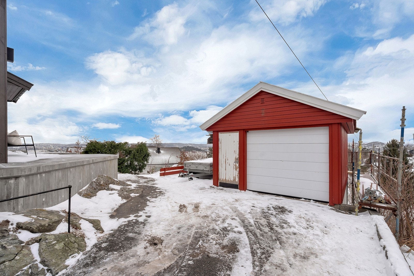 Det er søkt om dispensasjon for ny støttemur og garasje på tomten Galleribilde