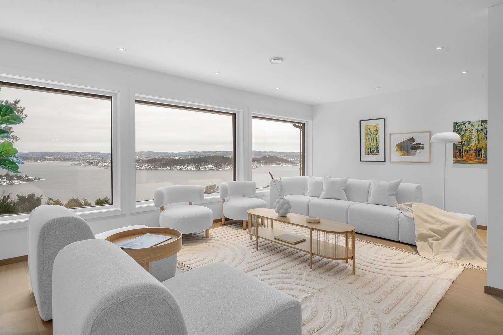 Nydelig eiendom beliggende høyt og fritt med fantastisk sjøutsikt Galleribilde