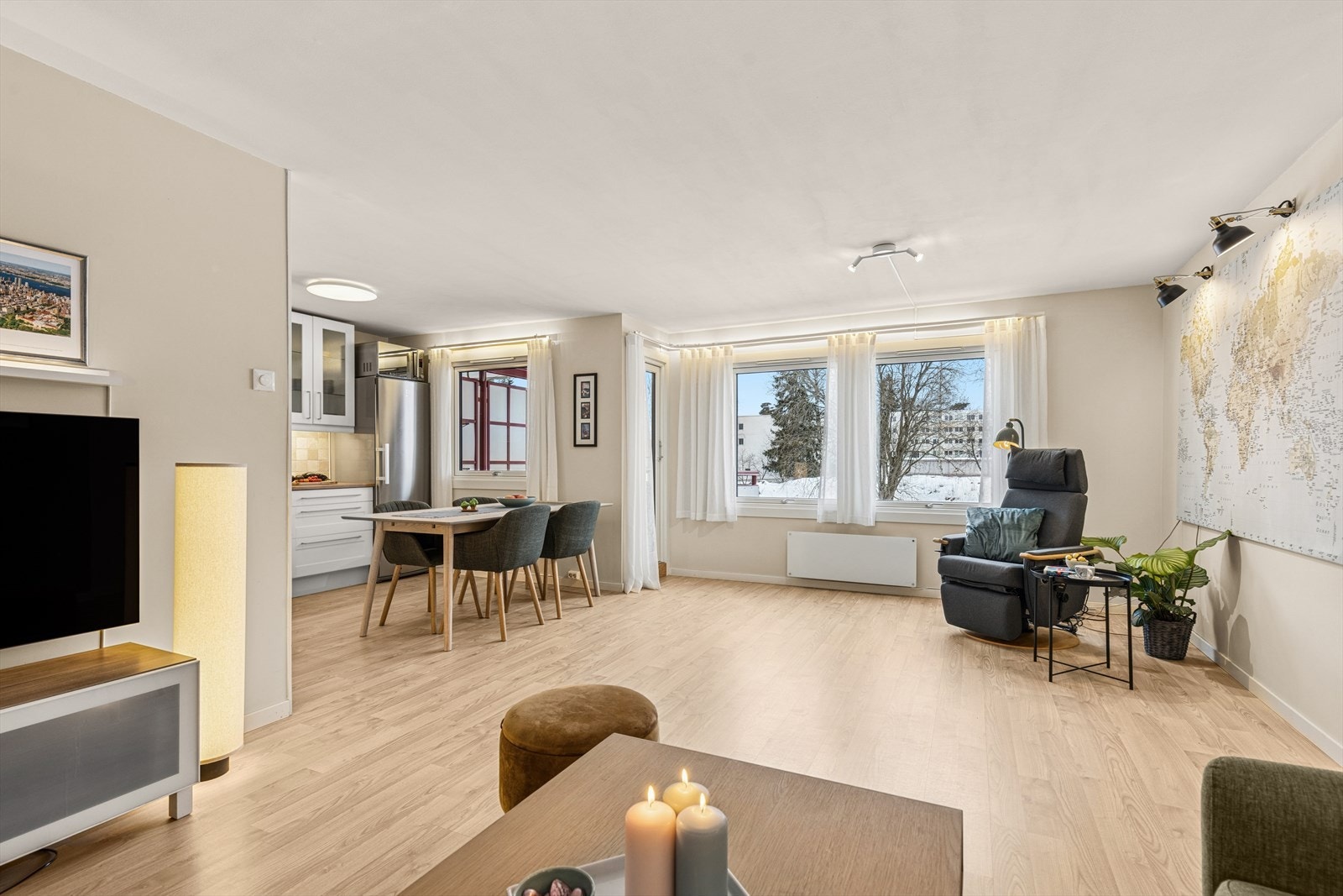 Fra stuen har man utsyn mot stille og rolig omgivelser. Galleribilde