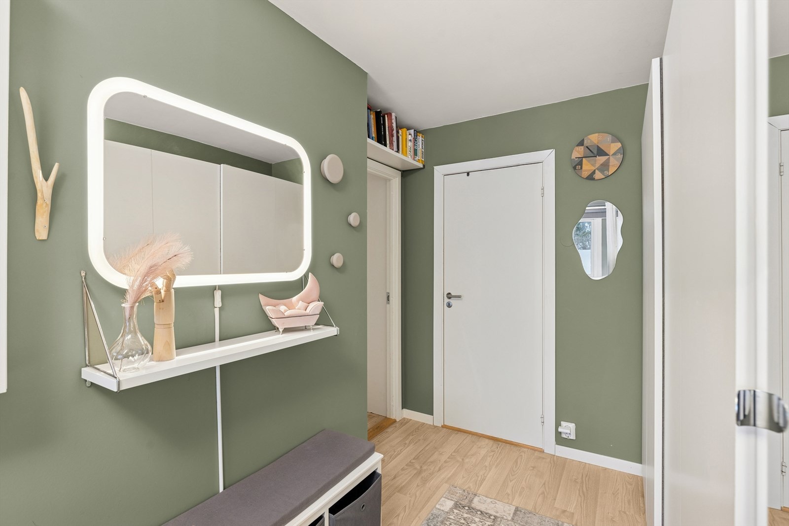 Hovedsoverom har inngang til praktisk oppbevaringsbod Galleribilde