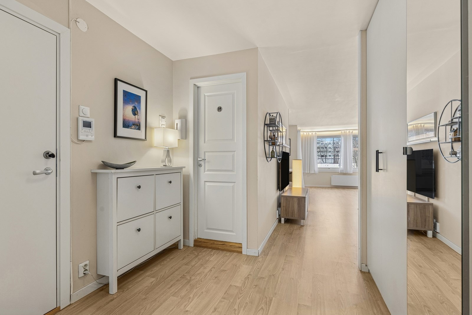 Leiligheten har et lyst og hyggelig inngangsparti med plassbygget garderobeløsning Galleribilde