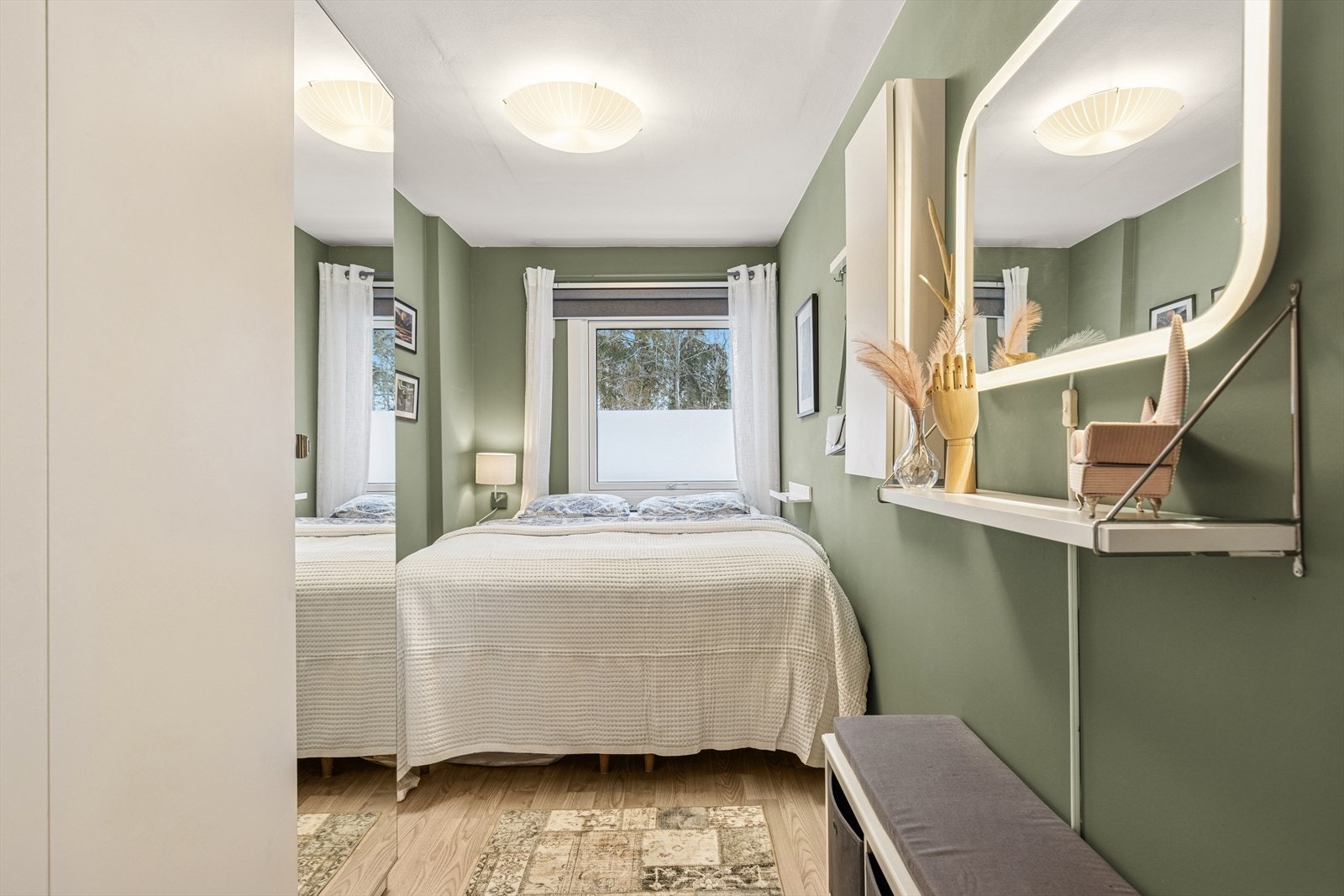 Hovedsoverom med plass til seng og garderobeløsning Galleribilde