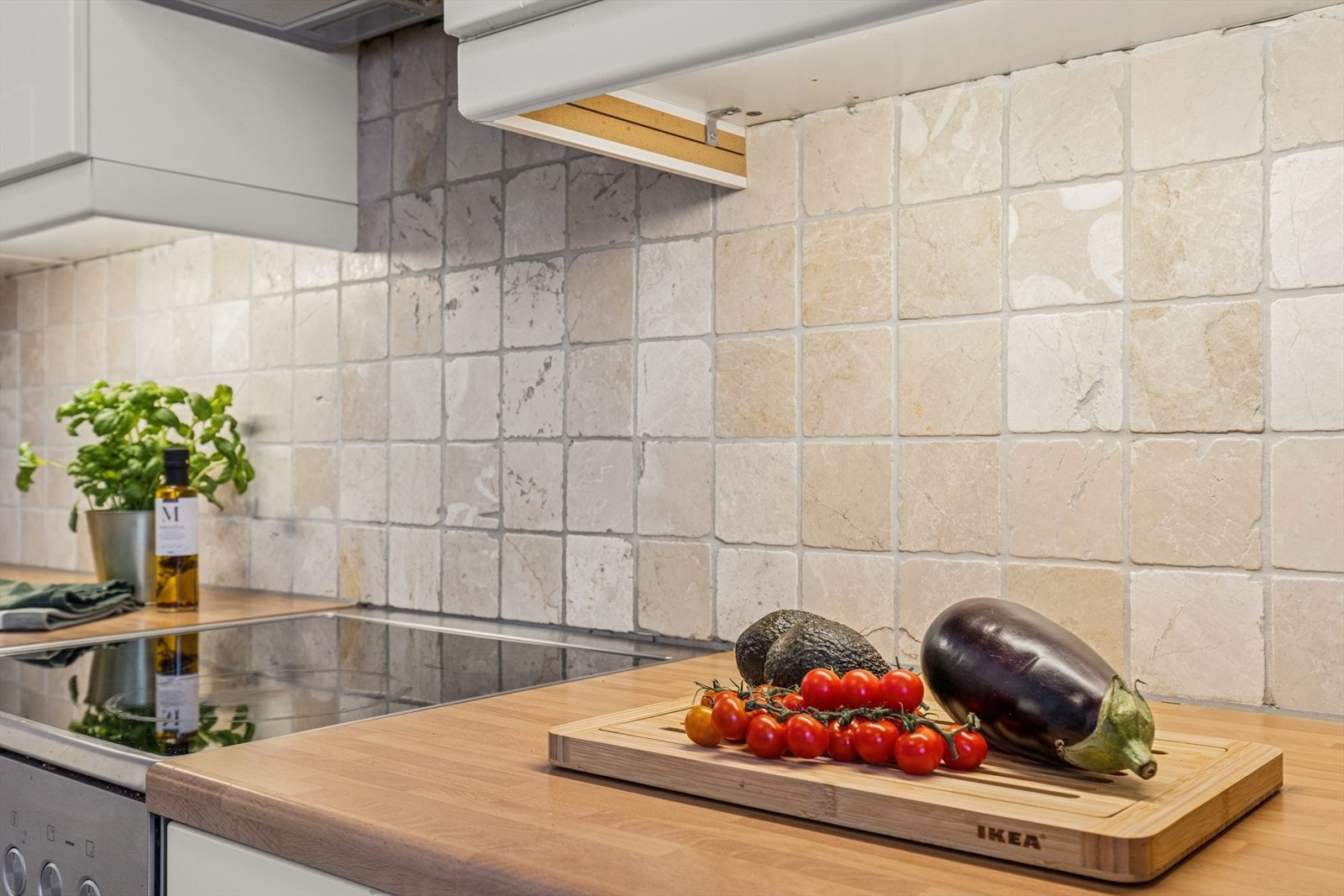 Praktisk lys under overskapene og fliser på vegger Galleribilde