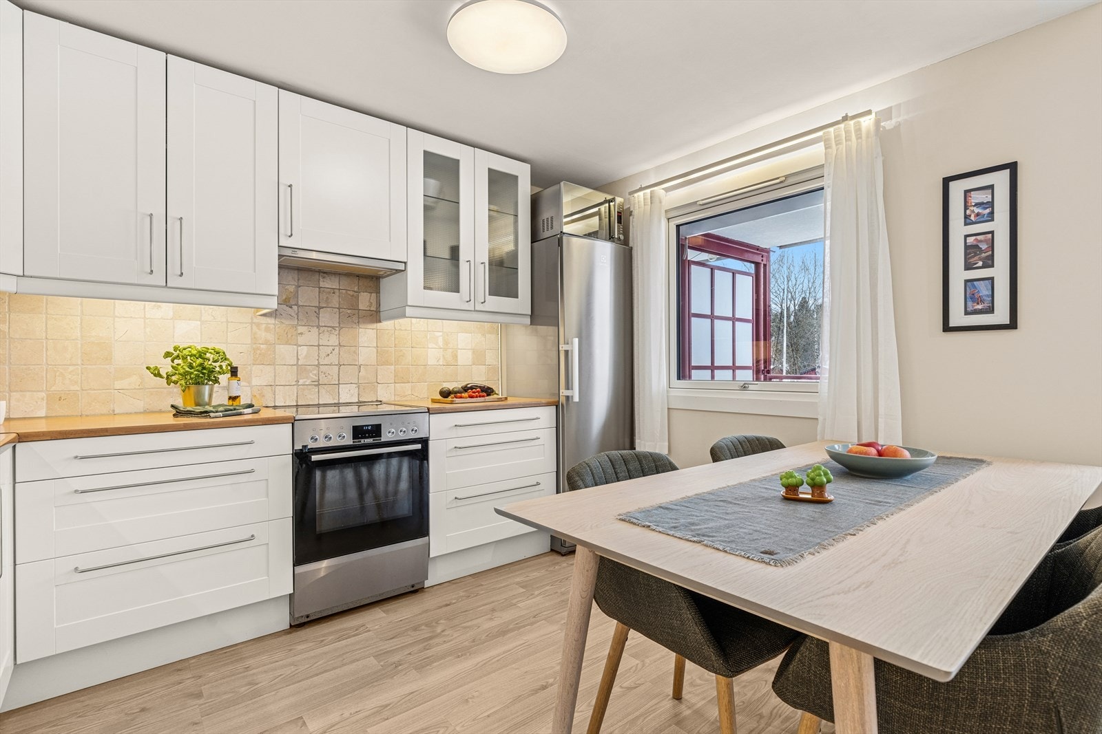 Kjøkken med god plass til spisebord. Galleribilde