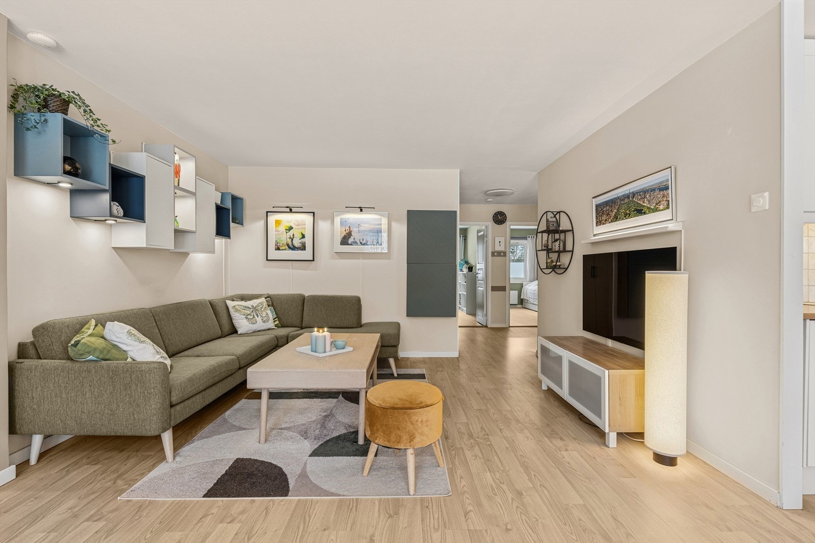 Åpen stue- og kjøkkenløsning gir et sosialt preg i leiligheten Galleribilde