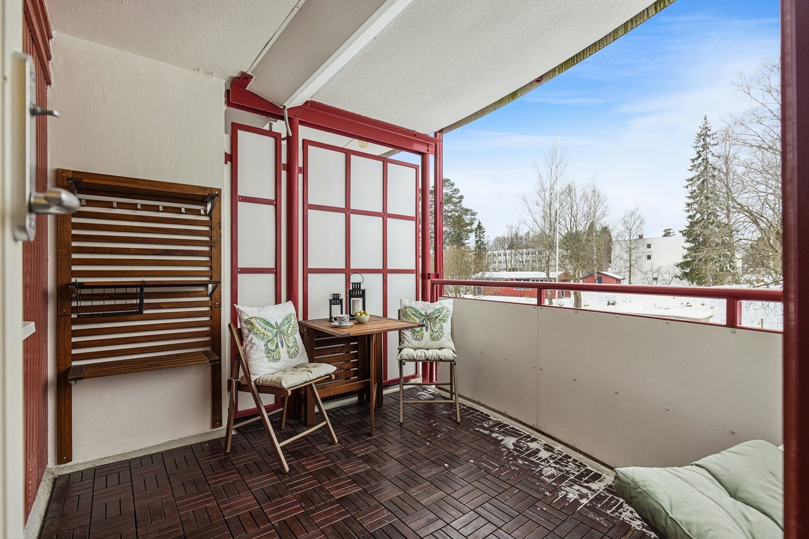 Balkongen er romslig og har en fleksibel møbleringsmulighet Galleribilde
