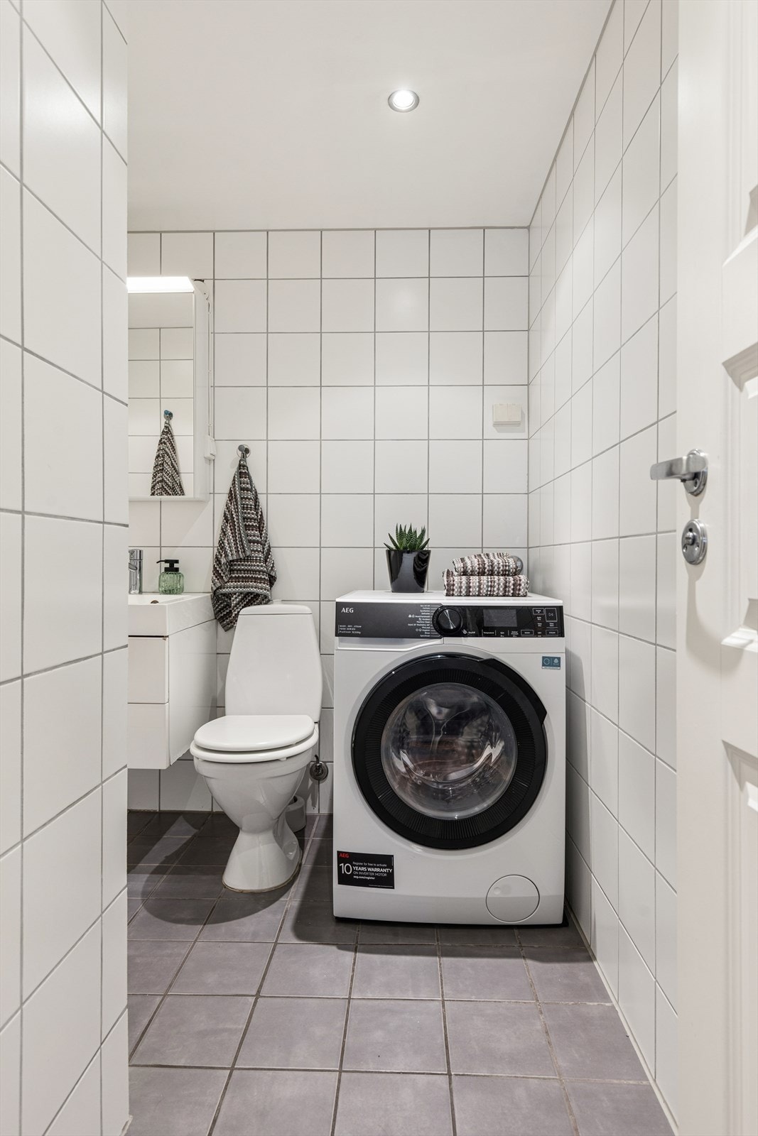 Bad med varmekabler i gulv, og opplegg for vaskemaskin Galleribilde