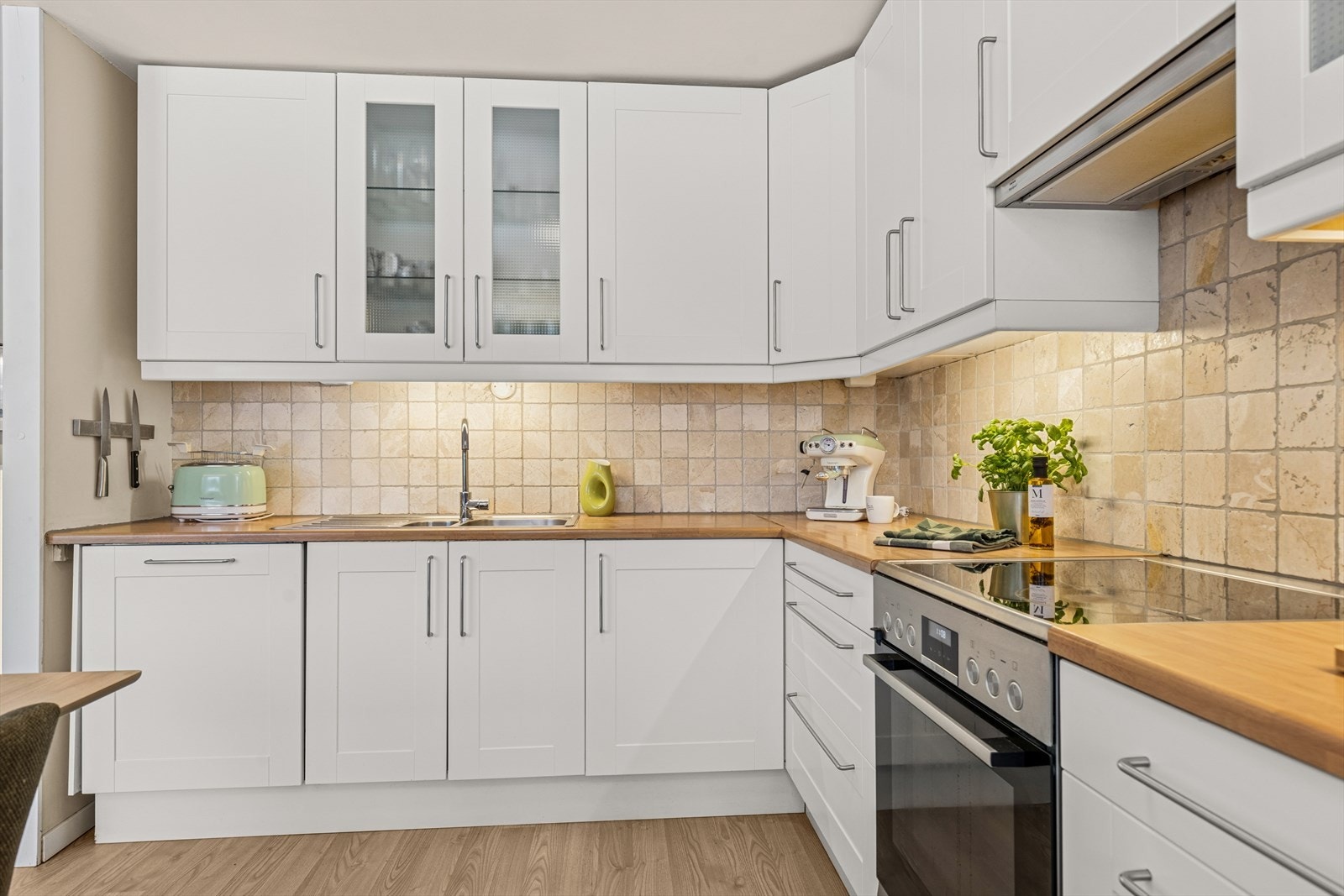 Det er godt med skap og benkeplass på kjøkkenet Galleribilde