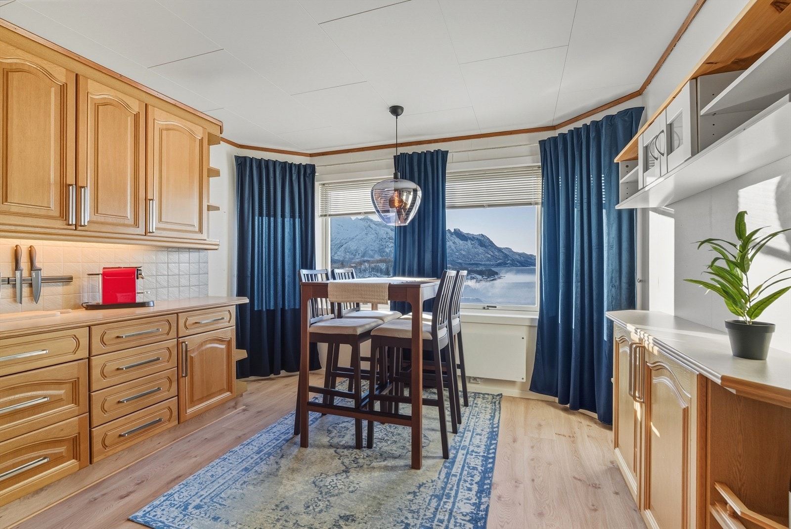 Kjøkkenet er godt utstyrt med skap, skuff og benkeplass. Galleribilde