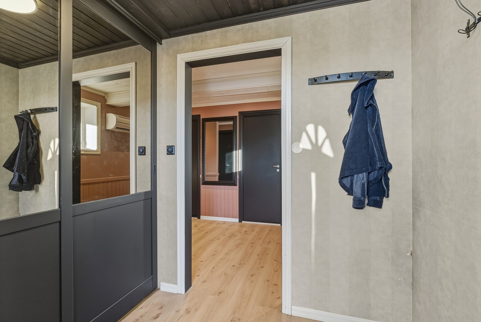 Entré med praktisk skyvedørsgarderobe. Galleribilde