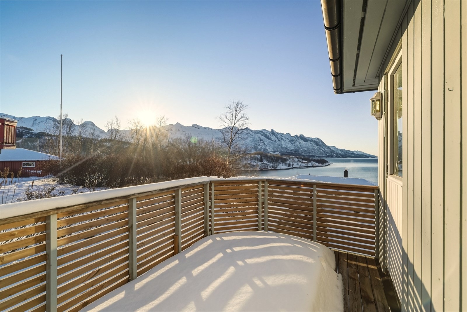 Balkong fra hovedsoverom. Fin morgensol. Galleribilde