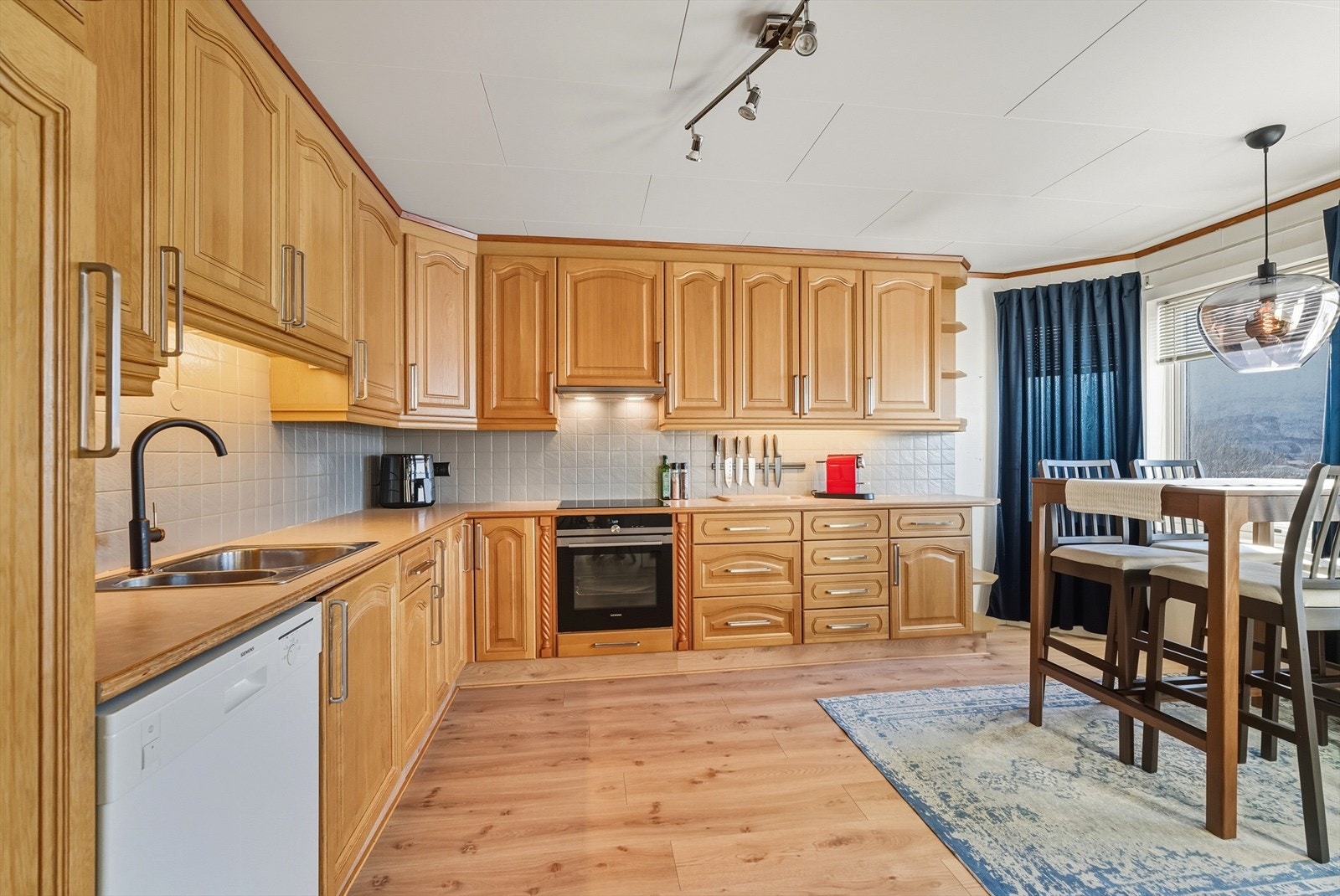 Innredningen er vinklet i eikeutførelse,
kombinert med lys laminat benkeplate og kantlister i tre. Galleribilde