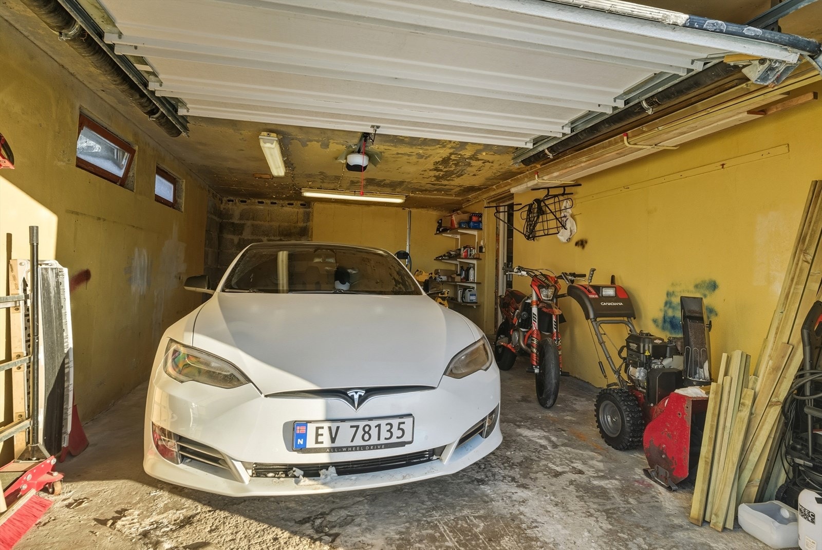 Romslig garasje med elektrisk leddport med ny motor
(2026), samt etablert el-billader fra 2025. Galleribilde