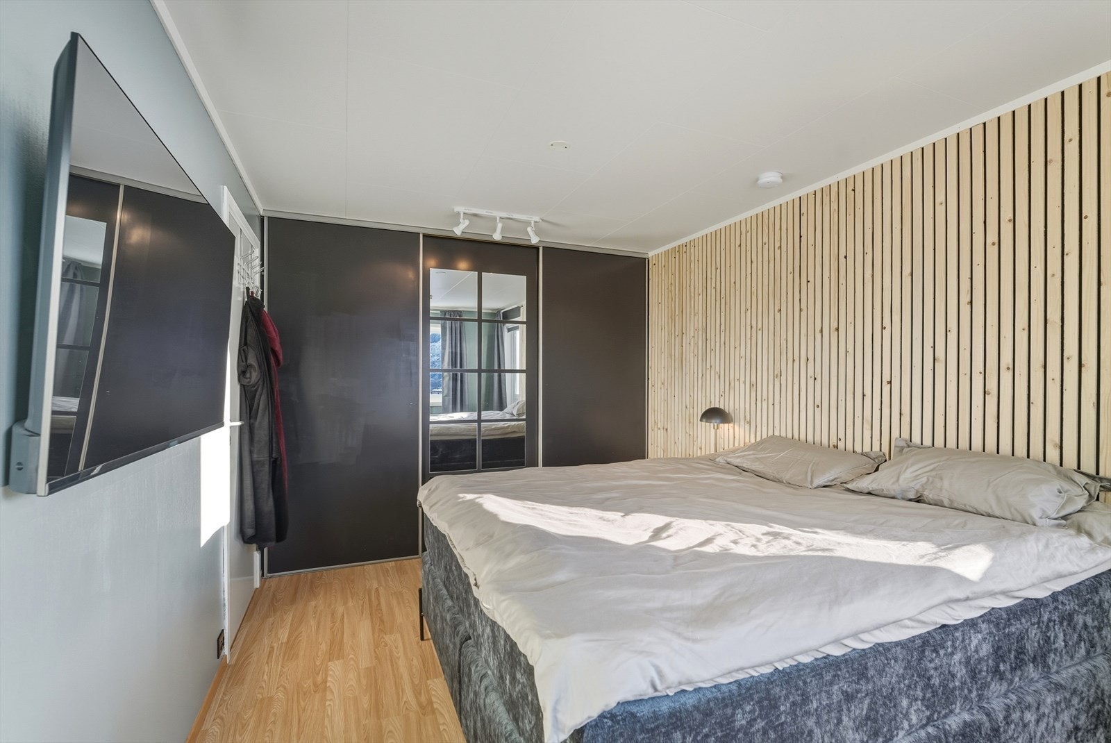 Romslig hovedsoverom med stor skyvedørsgarderobe. Galleribilde