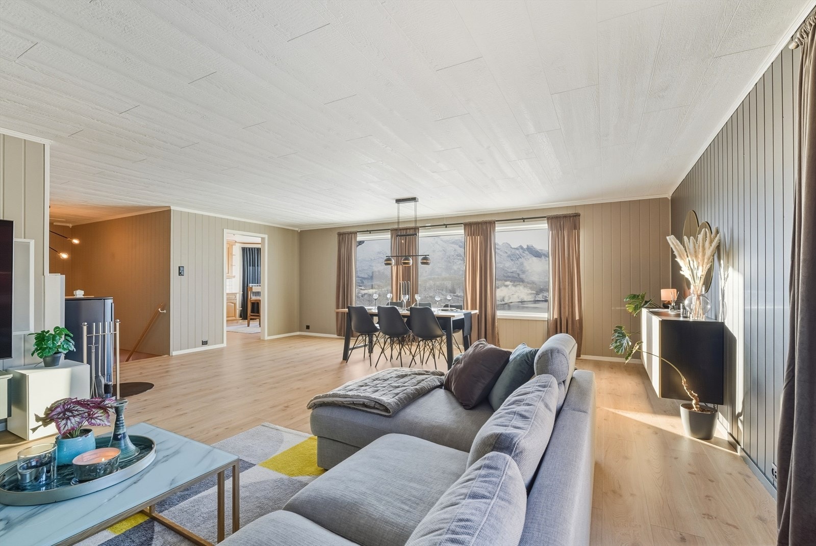 Fra stuen er det utgang til balkong. Galleribilde