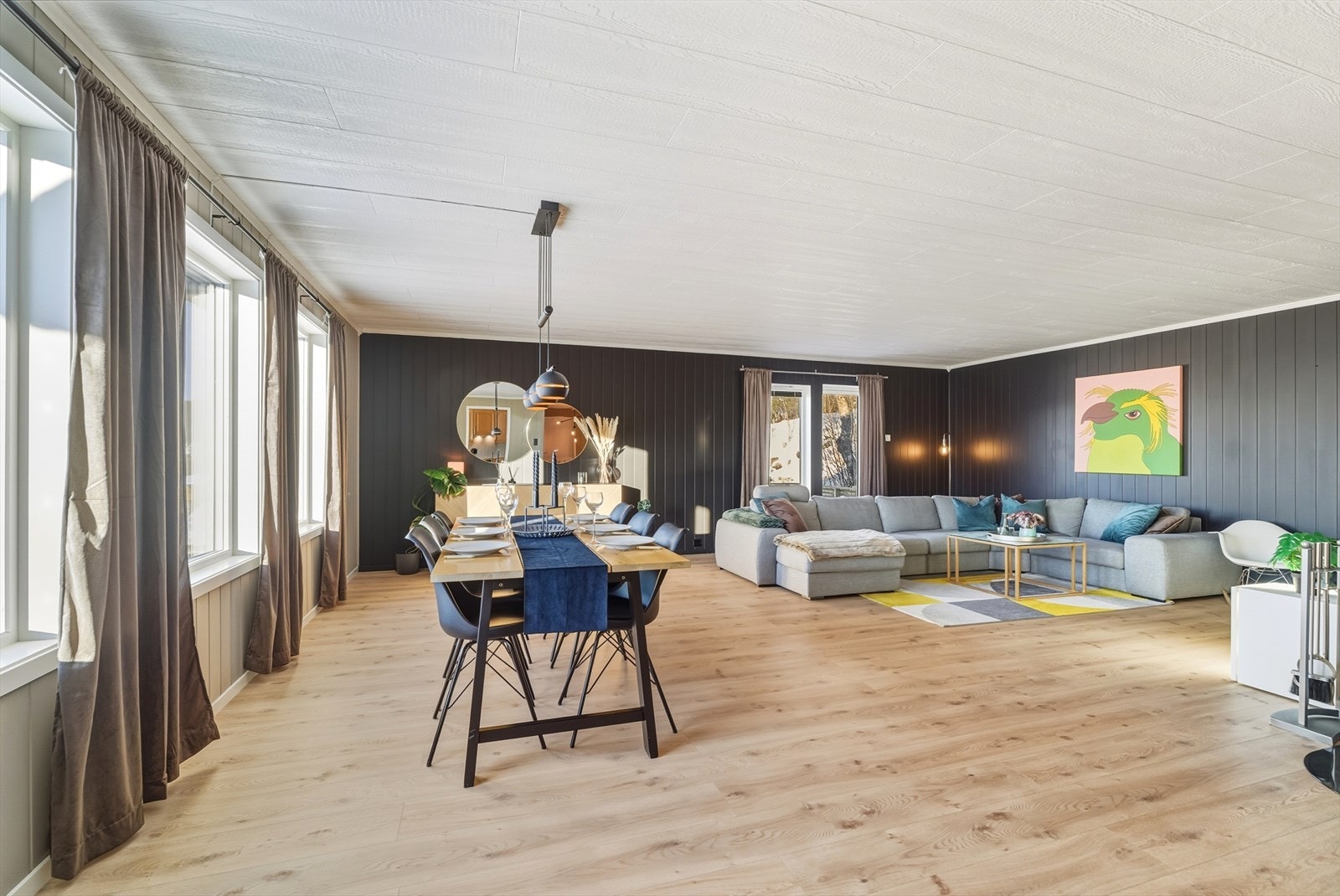 Romslig stue med store vindusflater Galleribilde