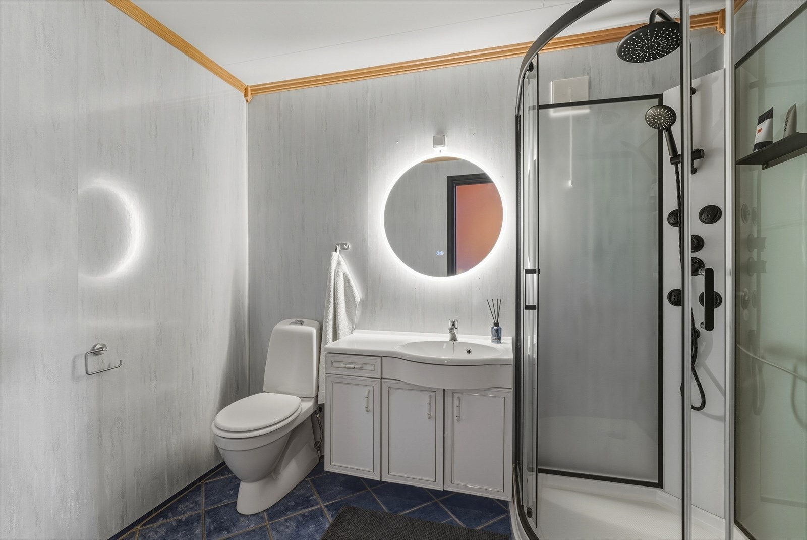 Bad i underetasjen med varme i gulv. Galleribilde