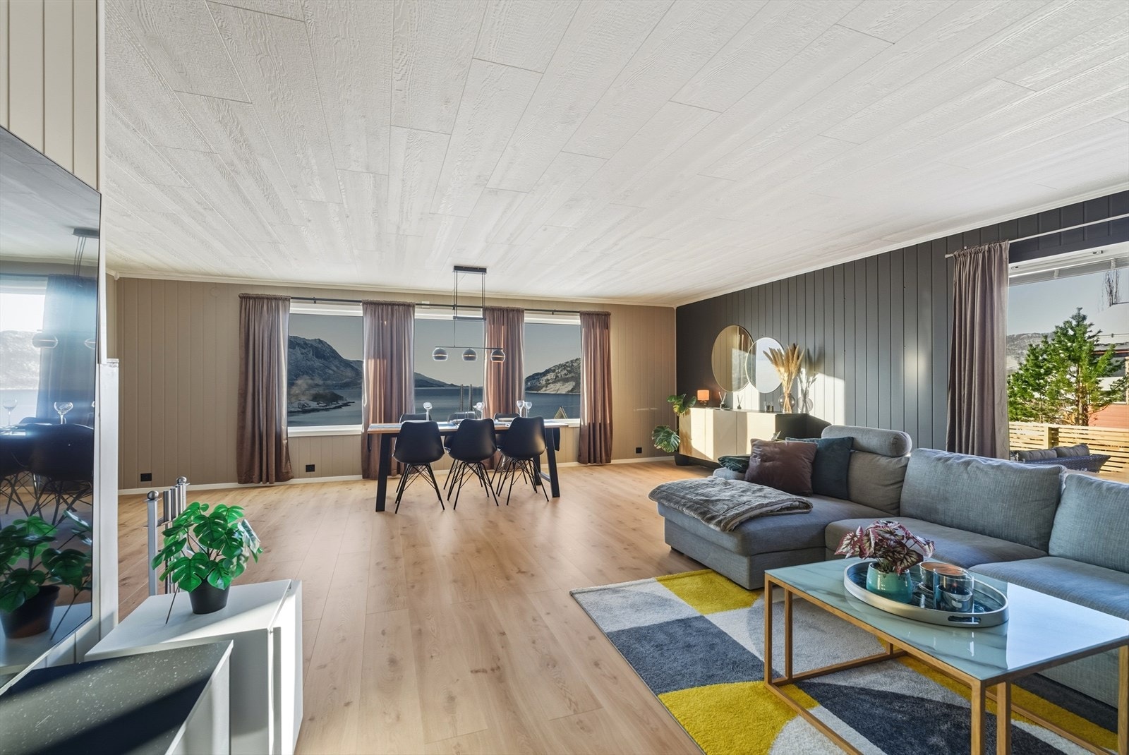 Møbleringsvennlig stue med god plass til flere sittegrupper. Galleribilde