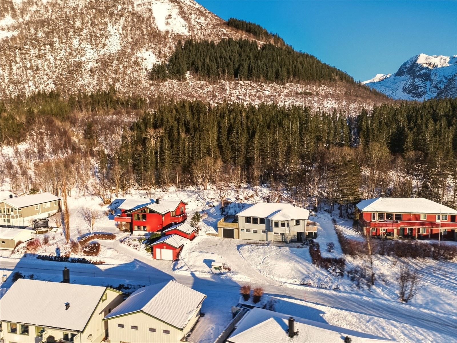 Fjellmyra 12 ligger fint og barnevennlig til i området. Galleribilde