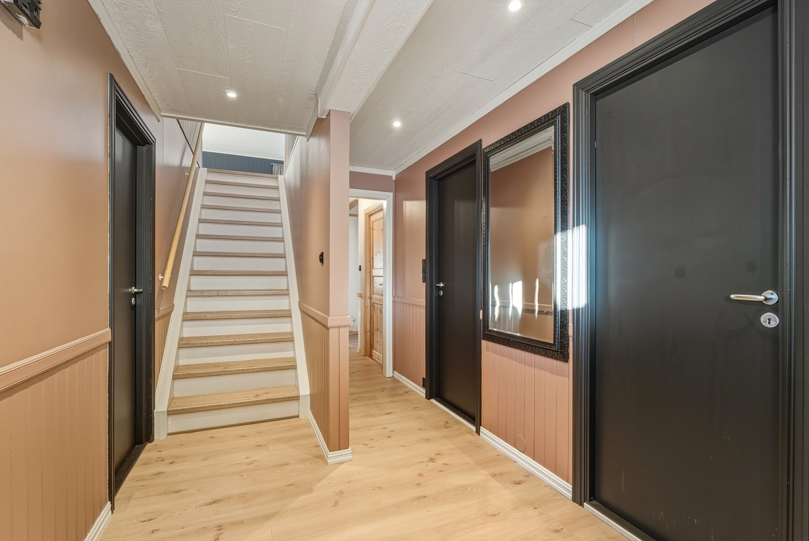 Store deler av underetasjen har varme i gulv (unntatt boder) Galleribilde