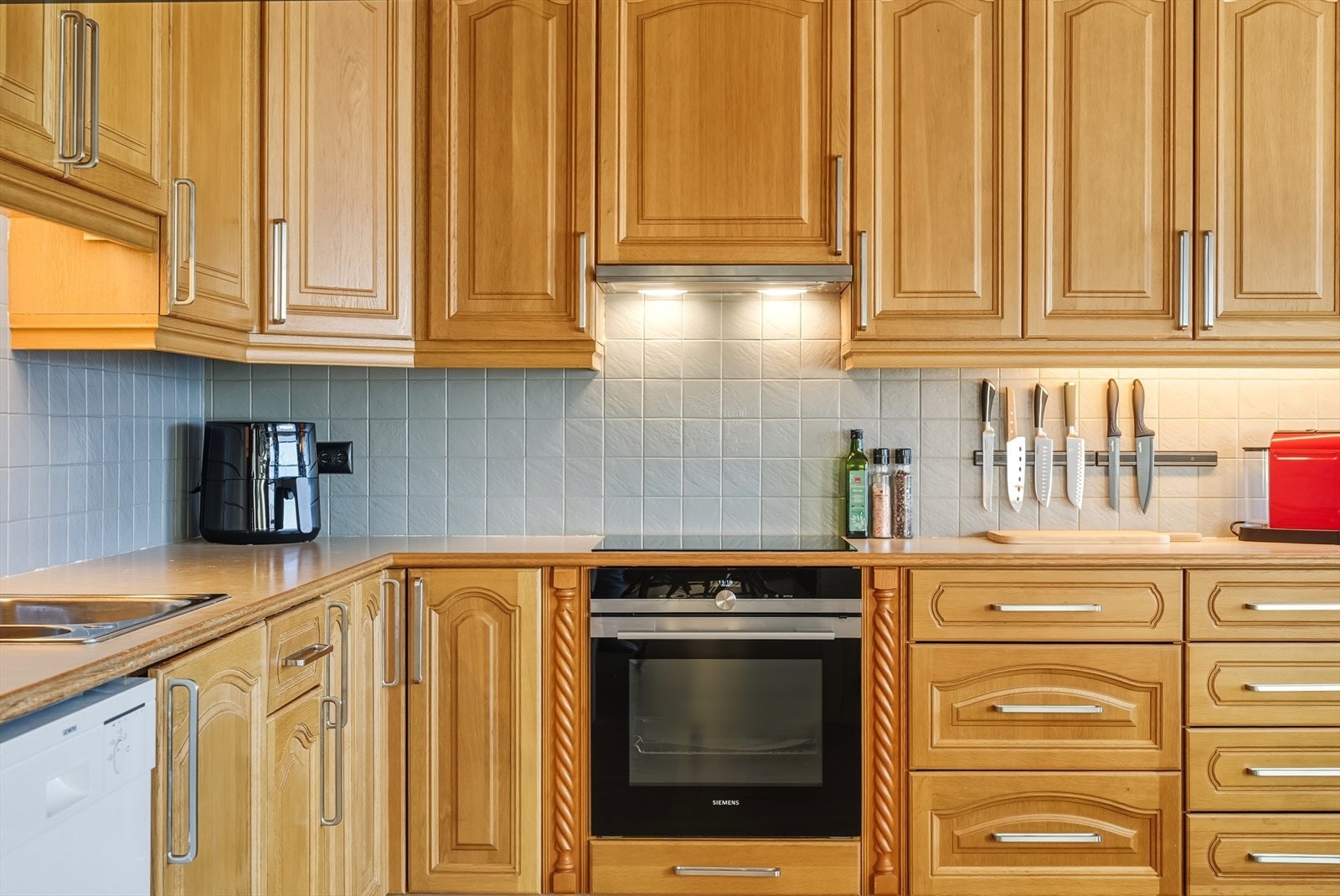 Nedfelt komfyrtopp og integrert kjøleskap Galleribilde