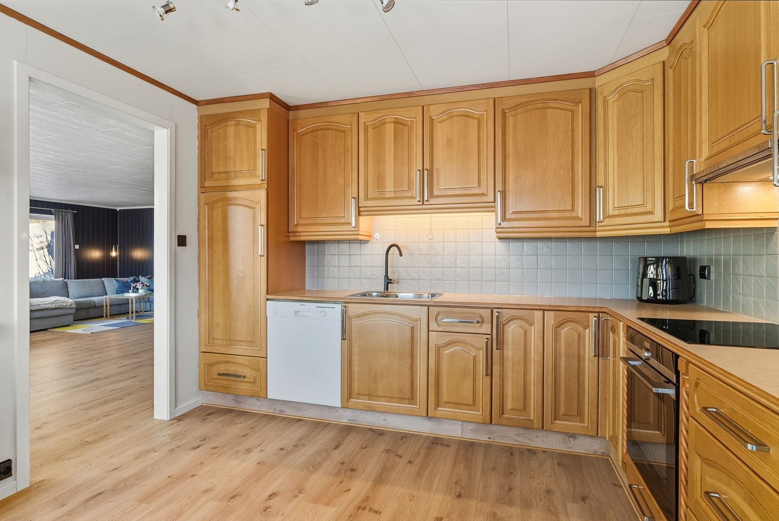 Kjøkkenet er romslig og har god plass til kjøkkenbord. Galleribilde