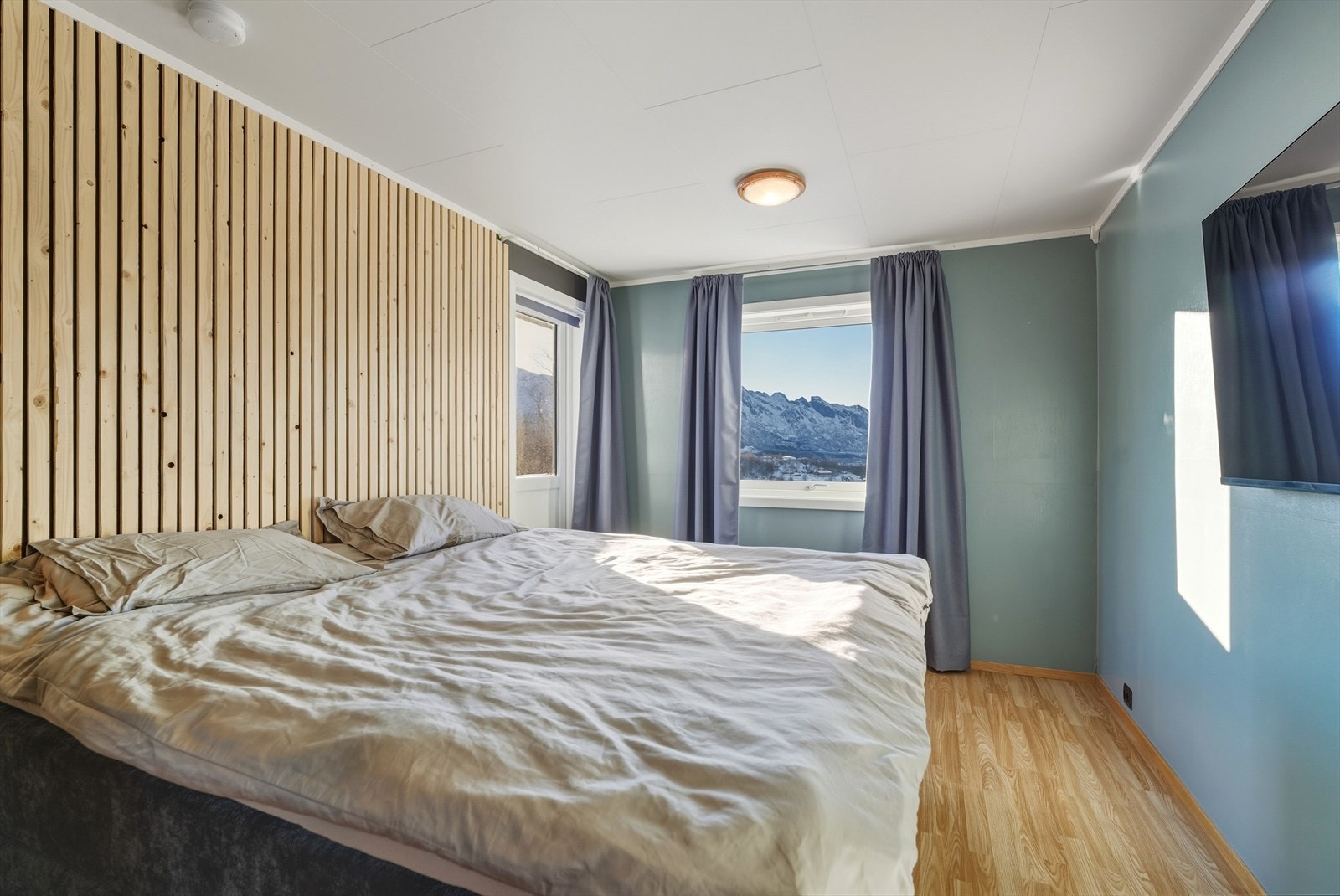 Fra hovedsoverom er det utgang til balkong. Galleribilde