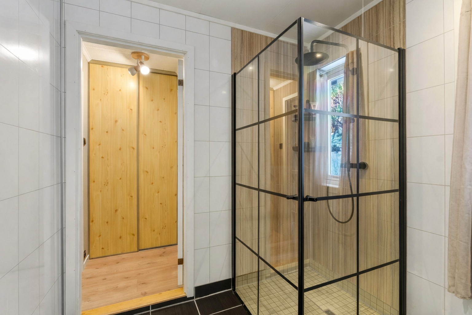 Det er montert nye dusjvegger og nytt armatur i 2023 Galleribilde