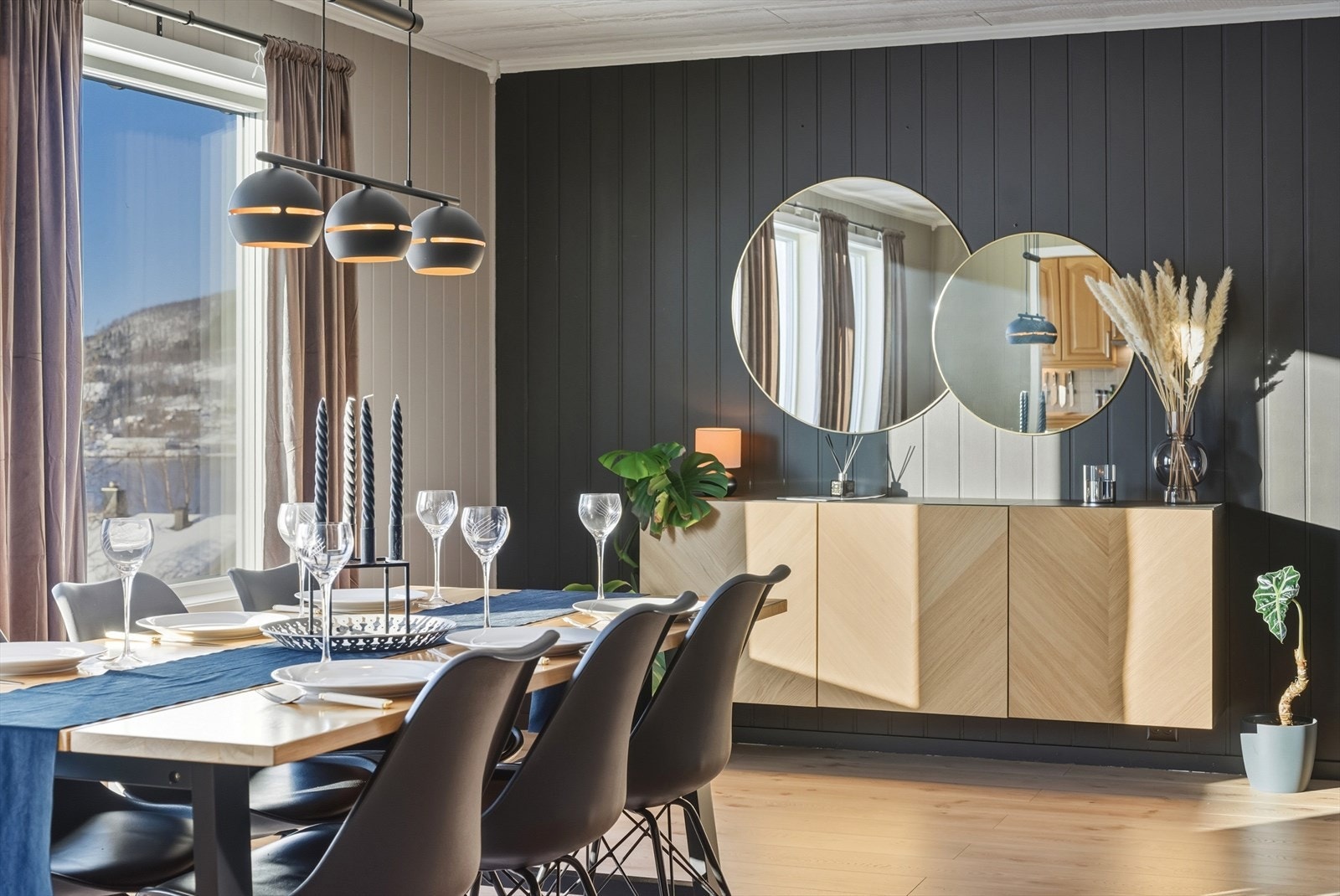 Her er det god plass til både sitte- og spisegruppe. Galleribilde