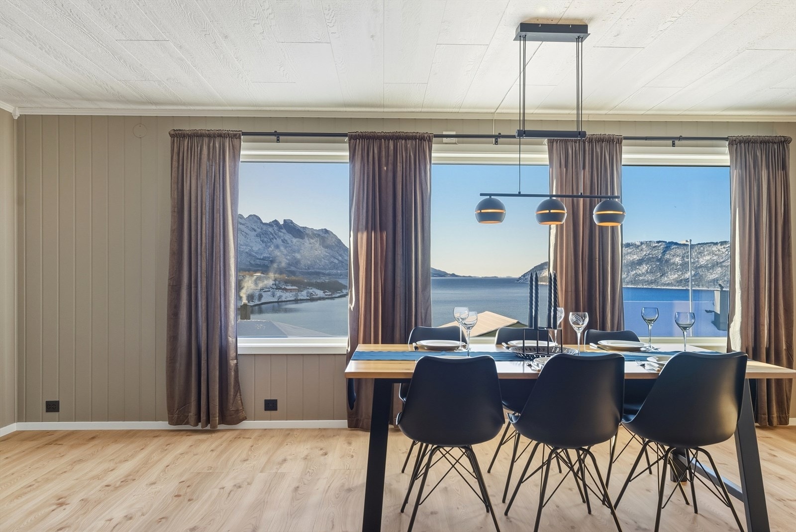 Stuen byr på flott utsikt mot både hav og fjell. Galleribilde