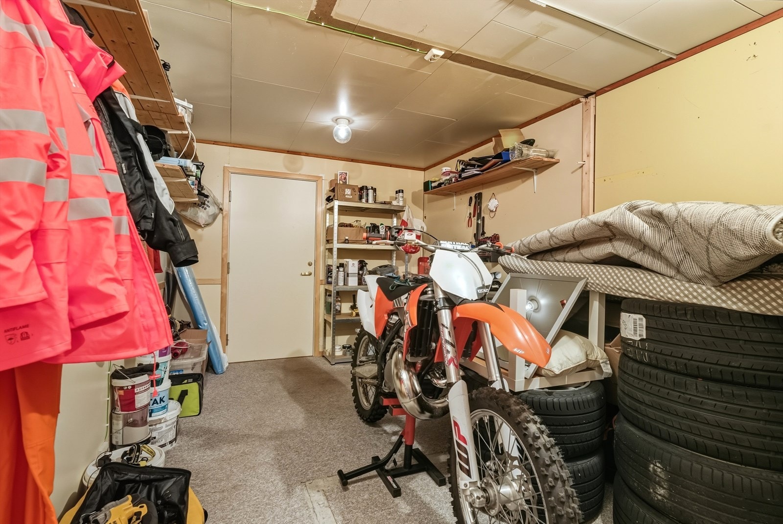 Adkomst til garasje fra bod. Galleribilde