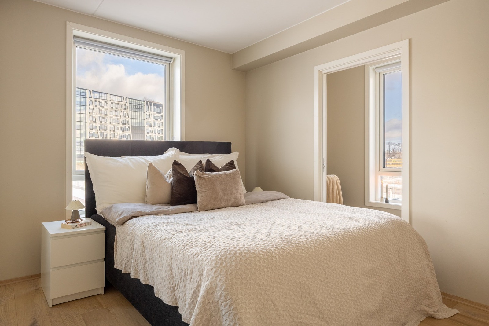 Leilighetens hoveddel har to romslige soverom. Galleribilde