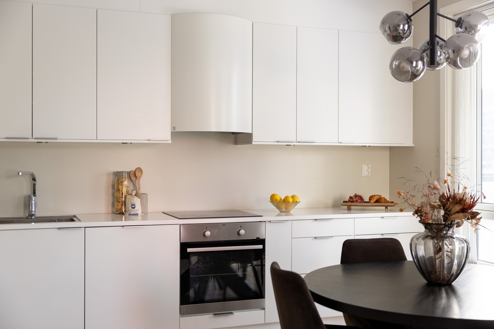 Store vindusflater som slipper inn rikelig med naturlig lys Galleribilde