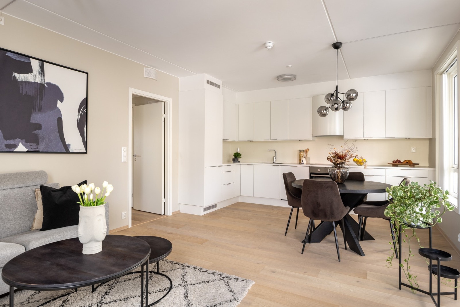 Sosialt og luftig kjøkken med praktiske løsninger samt godt med både skap- og benkeplass. Galleribilde