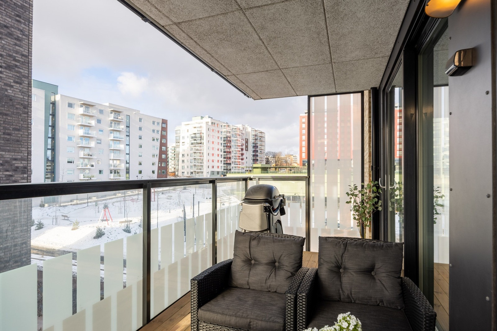 Utgang fra stue/kjøkken til stor vestvendt balkong. Galleribilde