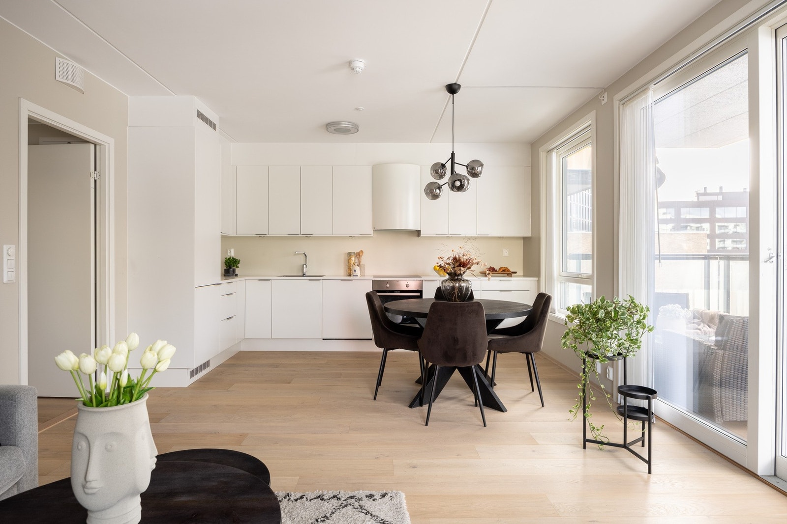 Stor hjørneleilighet fra 2020 med hybel, garasjeplass (el) og stor vestvendt balkong. Galleribilde