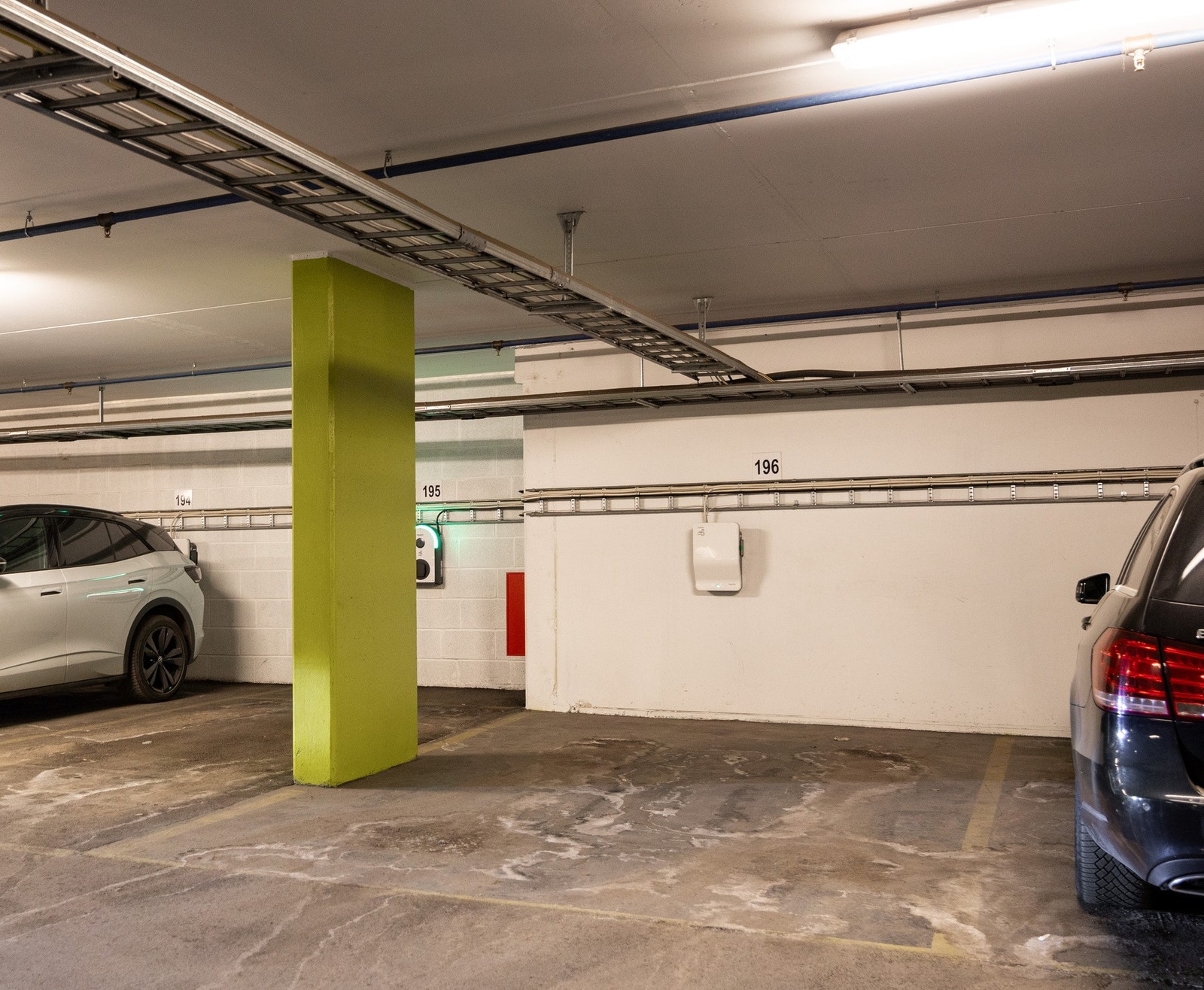 Medfølger bruksrett til stor garasjeplass i felles anlegg med montert elbillader. Galleribilde