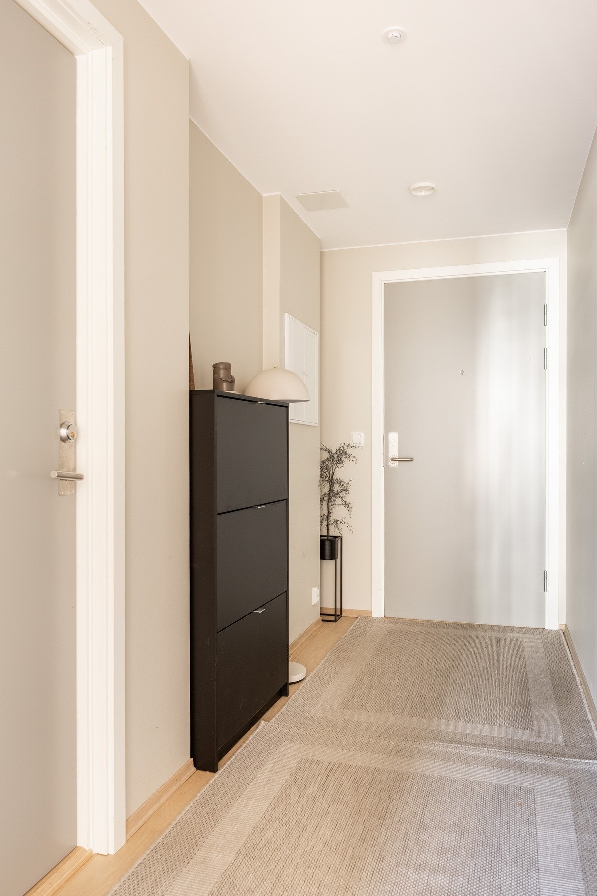 Stor felles gang med tilkomst til hovedleilighet og hybel. Galleribilde