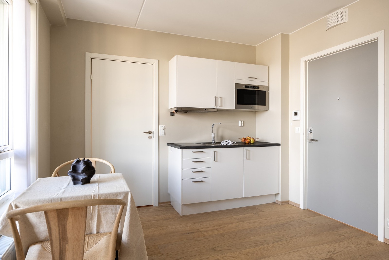 Norema hybelkjøkken fra 2020 med glatte lyse fronter. Galleribilde