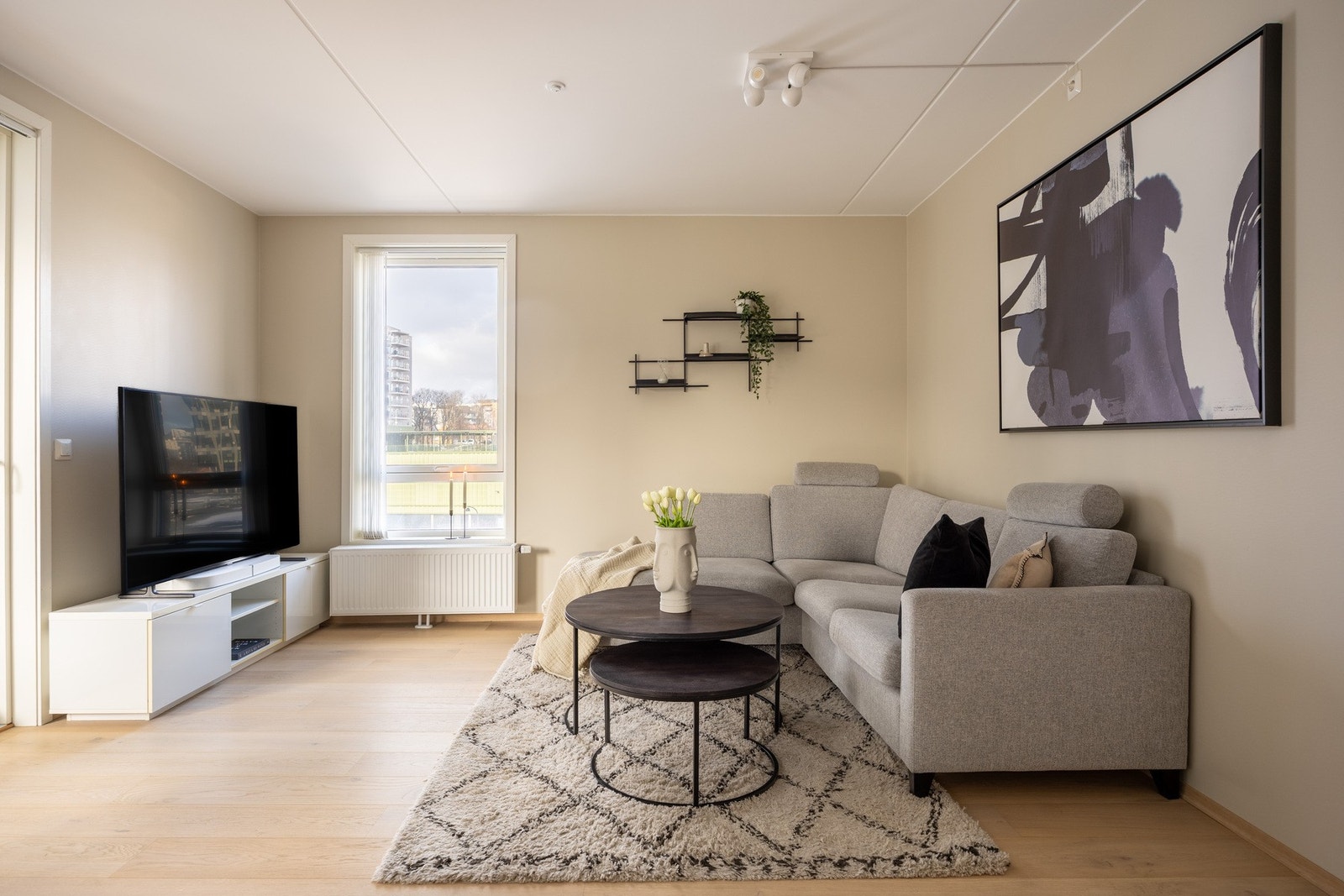 Stuen har en god planløsning og kan enkelt møbleres. Galleribilde