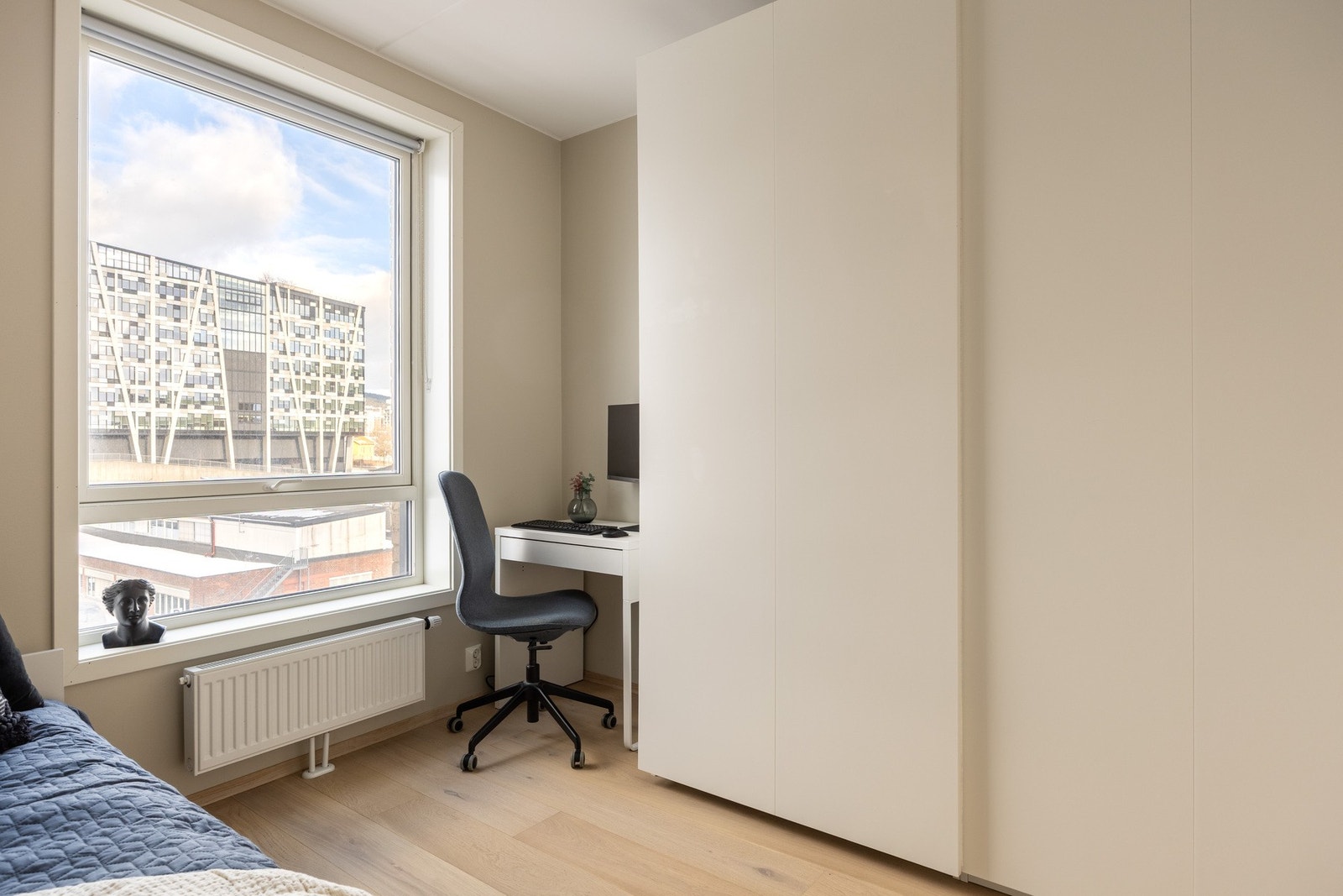 Innredet med stor garderobeløsning. Galleribilde