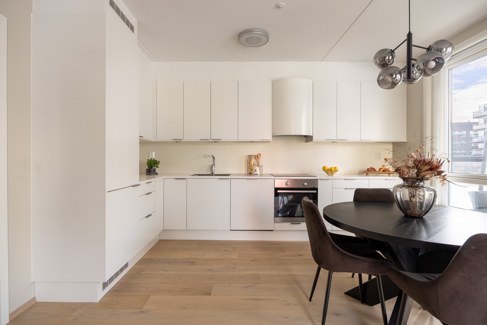 Moderne Norema kjøkkeninnredning fra 2020 med glatte lyse fronter. Galleribilde