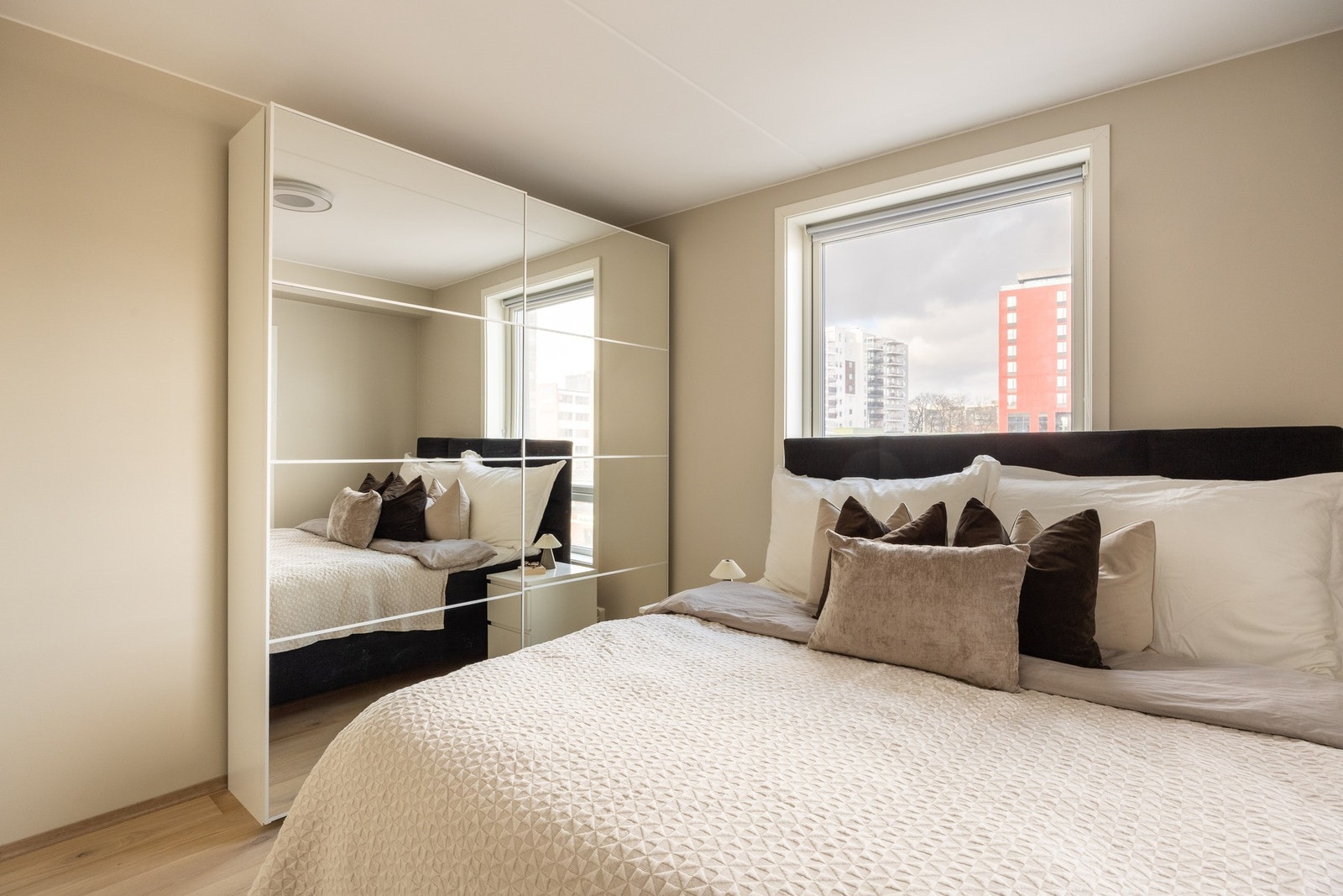 Hovedsoverom med plass til stor dobbelseng samt innredet med praktisk garderobeløsning. Galleribilde