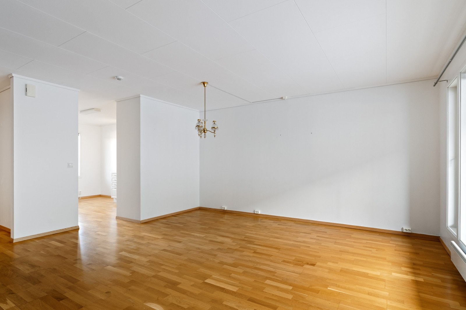 Størrelsen på stuen gjør den enkel å møblere. Her kan man dele stuen inn i forskjellige soner. Galleribilde