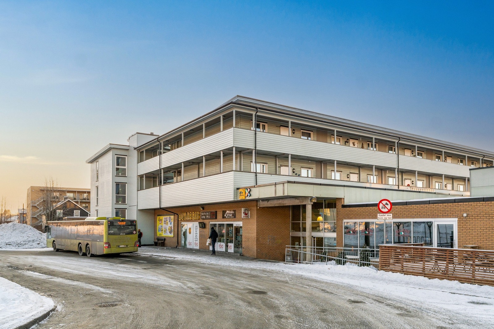 I etasjen under boligen finner man blant annet dagligvarebutikk og restaurant. Bussholdeplass rett utenfor. Galleribilde