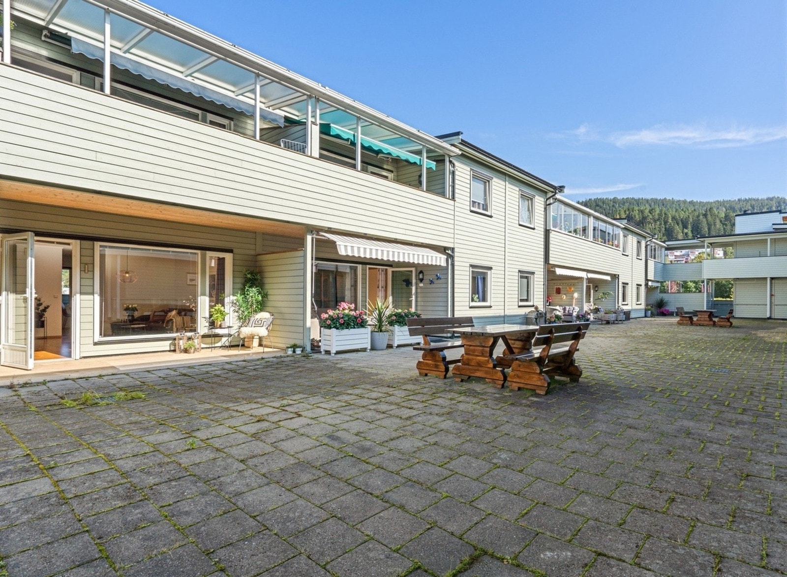 Lukket og trivelig fellesområde (sommerbilde) Galleribilde